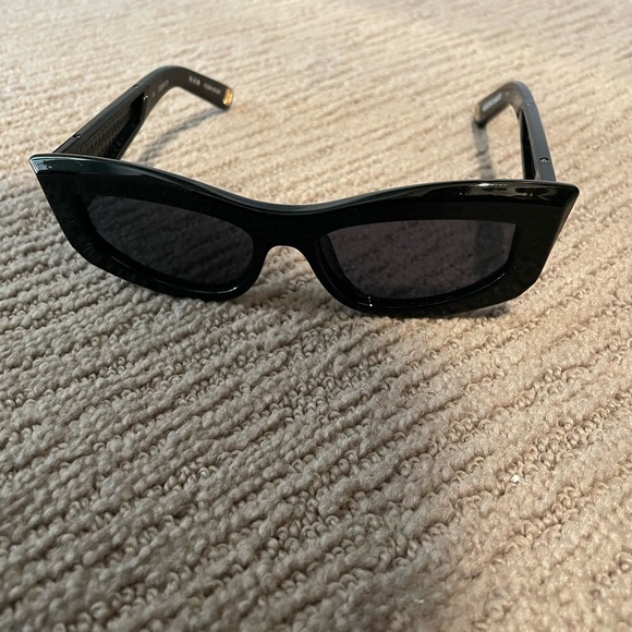 INDESCRATCHABLES SUNGLASSES cat eyed black - Picture 6 of 9